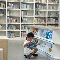 可能是 1 人、小孩、讀書和文字的圖像