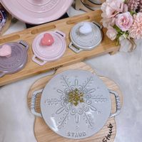 可能是‎顯示的文字是「 ‎STAUB ل STEUR SRAUD CO DCnsy STAUE ट्ट ርበ SUVES STAUB B c20O 00C ၁၀၀ 자 STAUB STAUB 以亲 Stawo‎ 」‎的圖像