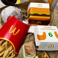 可能是漢堡和顯示的文字是「大麥克 BigMac Big Mac" spicyChio File 勁辣運 ผน Spic อำโริม m 麥克鷄塊 Chicken ChickenMcNuggets McNuggets w 6 auaab m 粉ン ガメ W 」的圖像