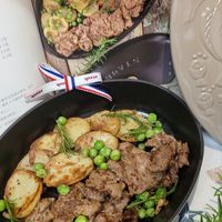可能是燉小牛膝、肉排和文字的圖像