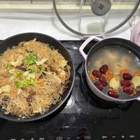 可能是‎炒飯、豆腐、拉麵、麵、炒麵和‎顯示的文字是「 ‎دم MAX‎ 」‎‎ 的圖像