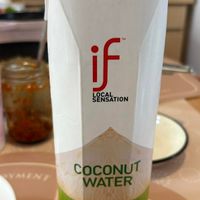 可能是飲料和顯示的文字是「 if .ObΙΩΝ LOCAL SENSATION COCONUT WATE WATER 原汁100% 原 100% 」的圖像