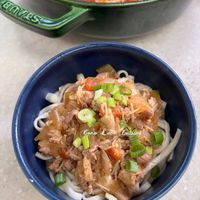可能是麵和顯示的文字是「 SOVLS EMVES 6oco Love Guisine 」的圖像
