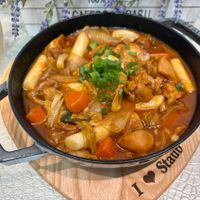 可能是火鍋、豆腐和顯示的文字是「 MOASIL STAWB TAUR Staud 1 I 」的圖像