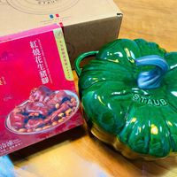 可能是‎食物和‎顯示的文字是「 ‎S STAU FABRIGUE モり GuE MAwTΗ 米 其 林 推 1% 餐 遊 紅 焼 PORA 花 生 فد 锦震樓！ E STAUB 須冷凍器 Frozen 料価 演 做性 ngs‎ 」‎‎ 的圖像