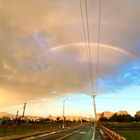 可能是 1 人、暮光和雲的圖像