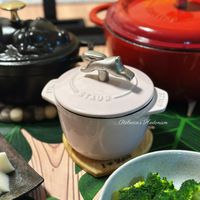 可能是顯示的文字是「口拍食 STAUD STAUS Rebeccas RebeccasHedonism Hedonism H 」的圖像