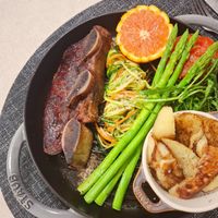 可能是燉小牛膝、肉排和顯示的文字是「楊太太廚房烘焙筆記 SAVLS GOGOTT 」的圖像