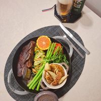 可能是肉排和顯示的文字是「 SAGER RAG5.0%v CS BEAR R BEER AGER STAUB SIAUB មា SAVIS Ε3 Cás ឧ 楊太太厨房烘焙筆記」的圖像