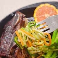 可能是燉小牛膝、肉排和顯示的文字是「楊太太厨房烘培筆記 养味橄欖油 見二由 柳厂瓜麵 相 麵」的圖像