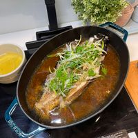 可能是拉麵、燉小牛膝和文字的圖像