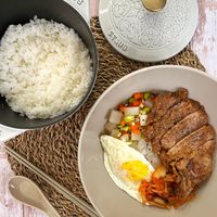 可能是肉排、炒飯和顯示的文字是「 STAUS STAUB STAUB STAUB SUAUB STAUB 」的圖像
