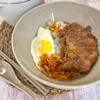 可能是肉排、炒飯和顯示的文字是「 STAUD SX STAUB O AUE 」的圖像