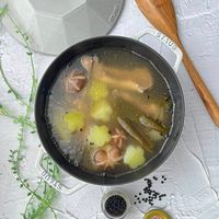 可能是粥和顯示的文字是「 STAUD STAUB STAUB 45 BOYAS 」的圖像