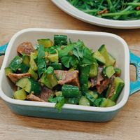 可能是顯示的文字是「 LS STAUB STAUB AUB 」的圖像