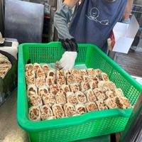 可能是 1 人、壽司、巴布卡麵包和肉桂捲的圖像