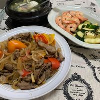 可能是肉排、快炒和文字的圖像