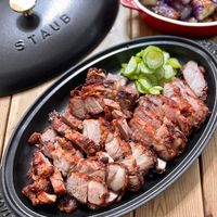 可能是顯示的文字是「 STAUB STAUB 」的圖像