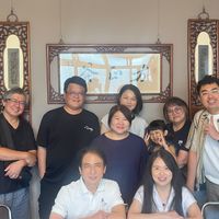 可能是 8 個人和微笑的人的圖像