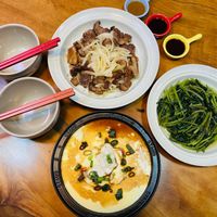 可能是粥、拉麵、麵、紫蘇和文字的圖像