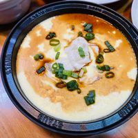 可能是水波蛋、拉麵、豆腐、粥和文字的圖像