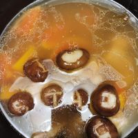 可能是拉麵、粥、香菇和文字的圖像