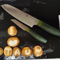 可能是食物、刀和文字的圖像