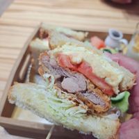 可能是總匯三明治、雞肉三明治和文字的圖像