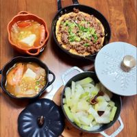 可能是牧羊人派、豆腐、火鍋和顯示的文字是「 SHAUR 」的圖像