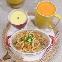 可能是豆腐、炒麵、粥、麵和文字的圖像
