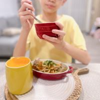 可能是 1 人、炒麵、義大利麵、粥和顯示的文字是「 STAUB 家」的圖像