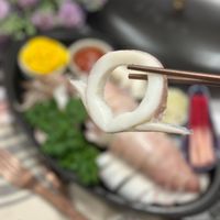 可能是起司火鍋、生魚片和文字的圖像
