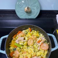 可能是西班牙大鍋飯、北非小米飯、炒飯和燉小牛膝的圖像