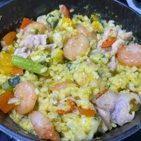 可能是蝦、北非小米飯和西班牙大鍋飯的圖像