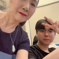 可能是 2 個人和眼鏡的圖像