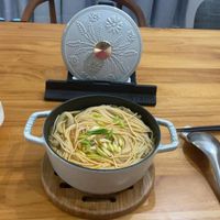可能是義大利麵和顯示的文字是「 a + SAUB SIQUE 」的圖像