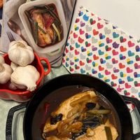 可能是豆腐、肉餡餅、港式點心和文字的圖像