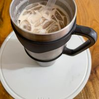 可能是咖啡、咖啡杯和泡茶器的圖像