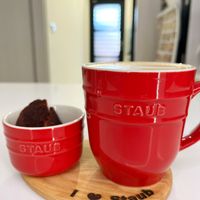 可能是咖啡杯、舒芙蕾和顯示的文字是「 STAUD ป STAUD 」的圖像