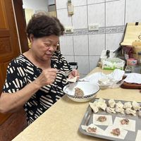 可能是 1 人、壽司、半圓形餡餅和港式點心的圖像