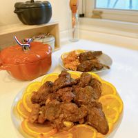 可能是肉排和燉小牛膝的圖像