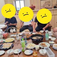 可能是 5 個人、表格和文字的圖像