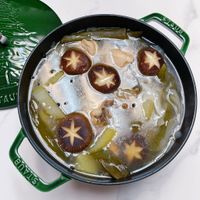 可能是火鍋、粥、豆腐、香菇和文字的圖像