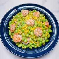 可能是豆煮玉米和蝦的圖像