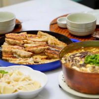 可能是火鍋、起司火鍋、肉餡餅和豆腐的圖像
