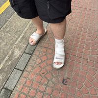 可能是 1 人和鞋子的圖像