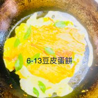 可能是歐姆蛋、豆腐和顯示的文字是「 6-13豆皮蛋餅 6-13 」的圖像