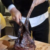 可能是 1 人和肉排的圖像