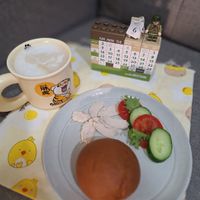 可能是甜點和顯示的文字是「 SUN MON TUE NELDAY O 10 WED THU FRI ٣ M 5 2 16 23 23 30 4 T SAT 6 24 25 25 26 27 7 15 5 22 4 1 28 28 o AEИPИT ® 21523N در حلی aKO 」 的圖像