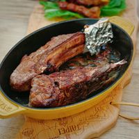 可能是燉小牛膝、肉排和文字的圖像